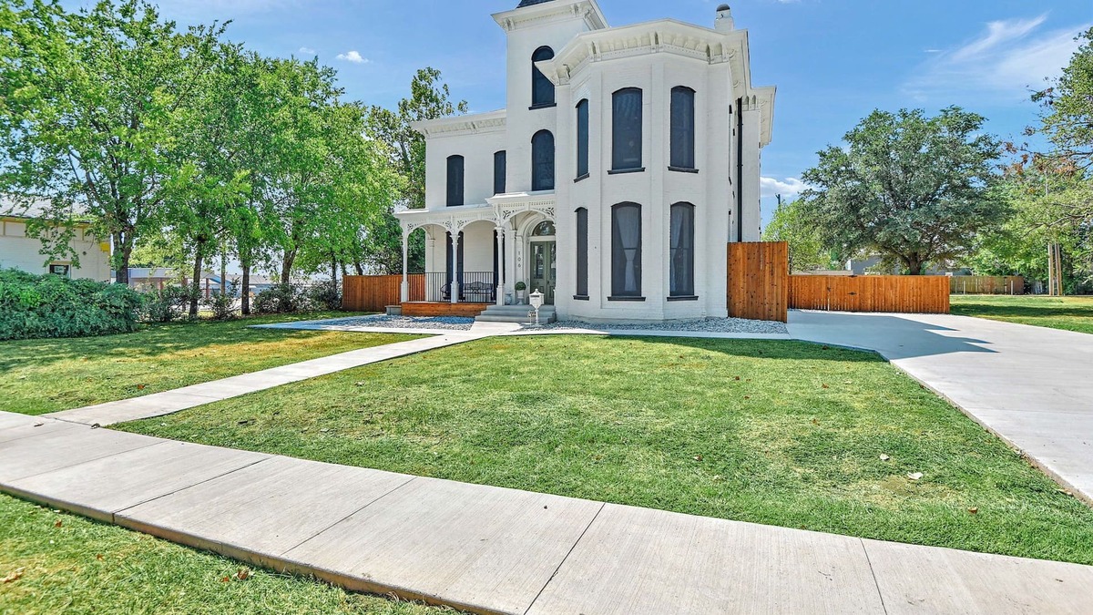 Denison House | Historic Manor Near Downtown
