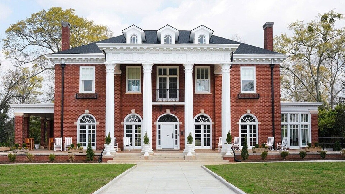 LaGrange House | Historic mansion in the heart of LaGrange. Luxury amenities!