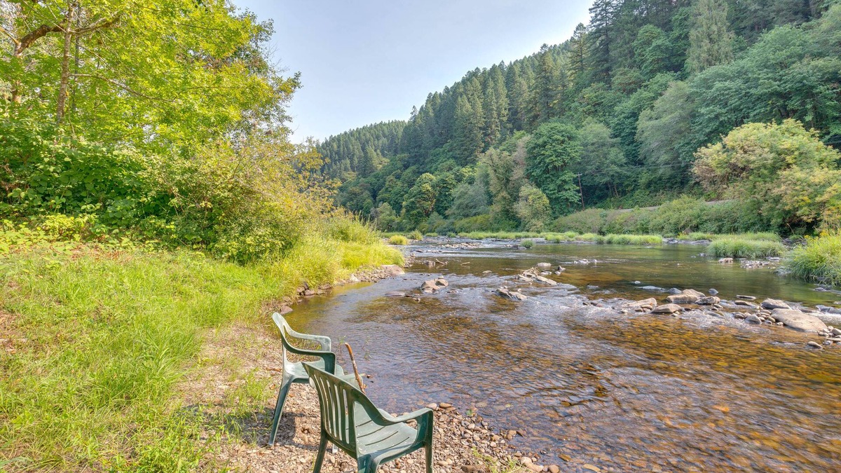 Mapleton Cottage | Historic Mapleton Cottage w/River Views & Hot Tub