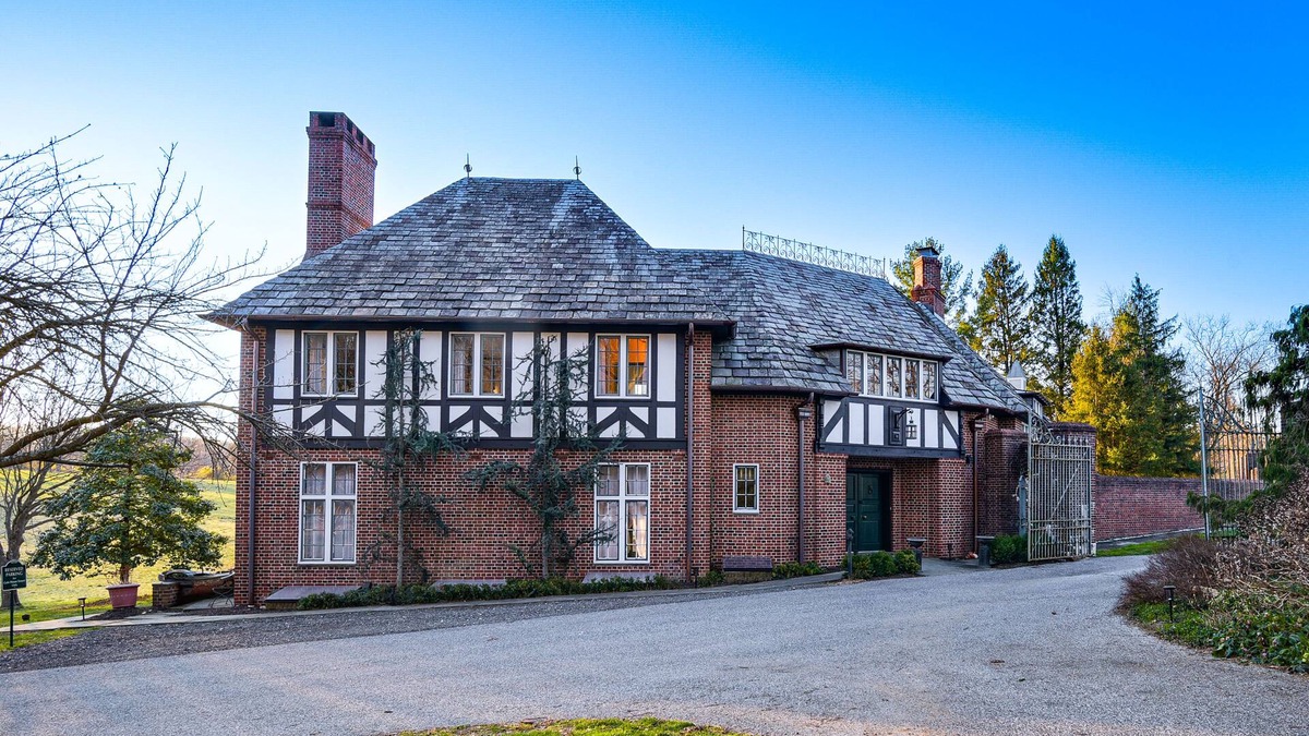 Butler Apartment | Historic Maryland Gatehouse: Pool Access & Balcony