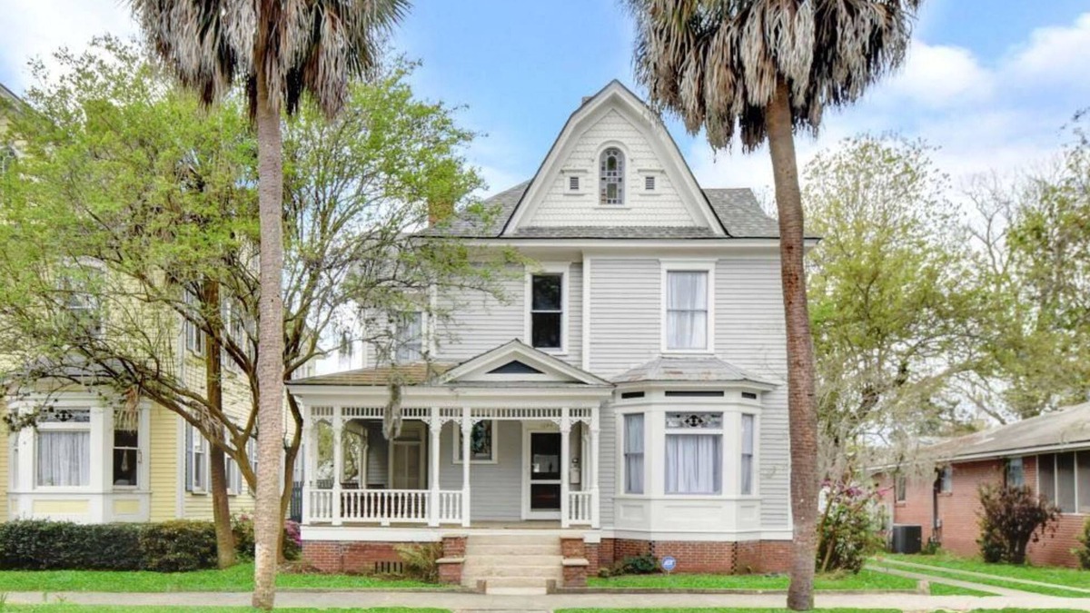 Brunswick House | Historic McKinnon Twin, Beautifully Renovated in Historic Downtown Brunswick