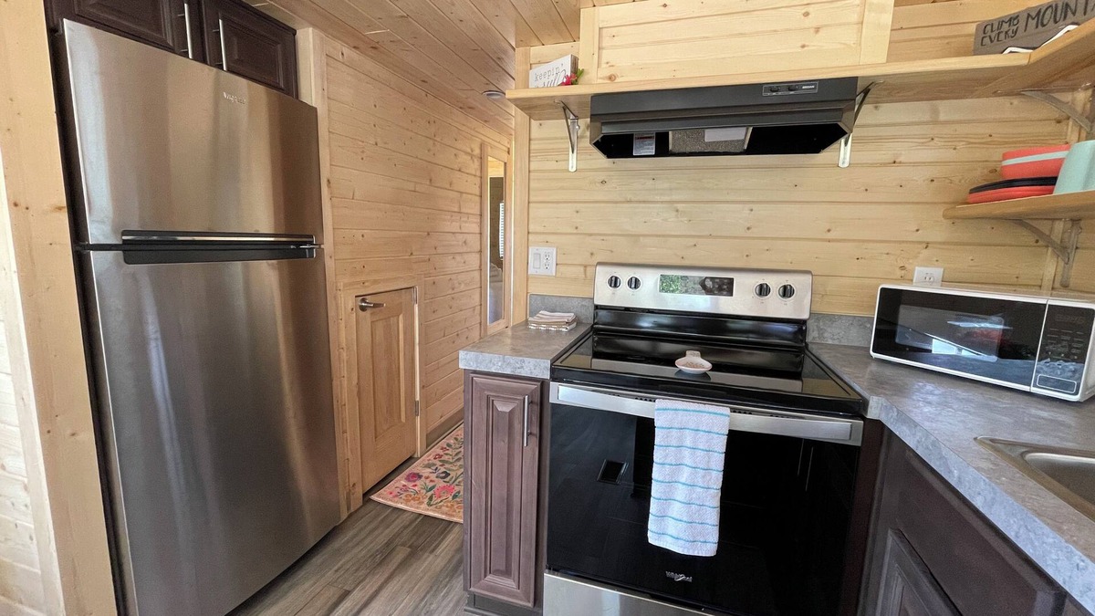 Cleveland Hotel | Historic Mora Inn and RV Park