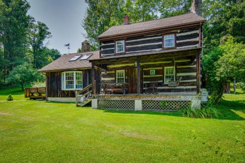 Drifting House | Historic Morrisdale Area Cabin with Deck and Fireplace