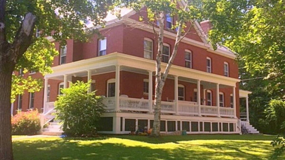 Portland House | Historic Officer's Quarters House on Great Diamond Island Near Beaches