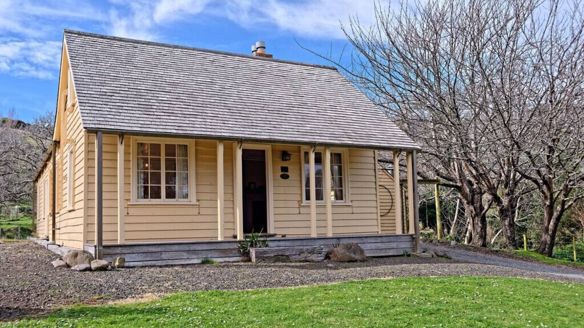 Robinsons Bay Cottage | Historic Pavitt Cottage - Robinsons Bay Holiday Home