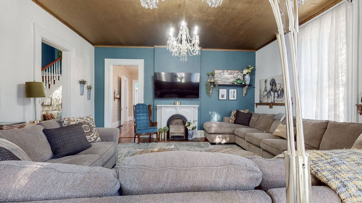 Georgetown House | Historic Pineapple Palace with a hot tub