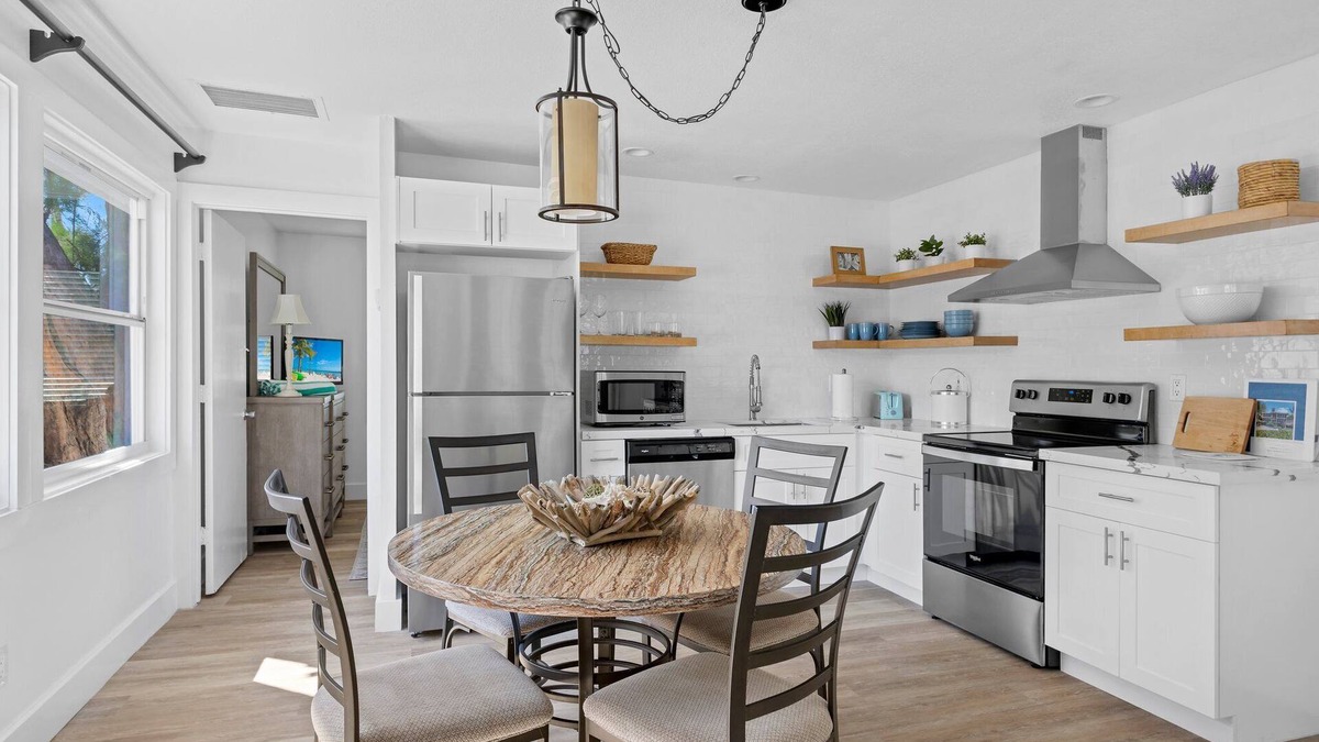 Captiva Cottage | Historic PO Cottage Garden Suite Steps to Beach - Casual Lux Décor - Jensen's "On the Gulf" 6