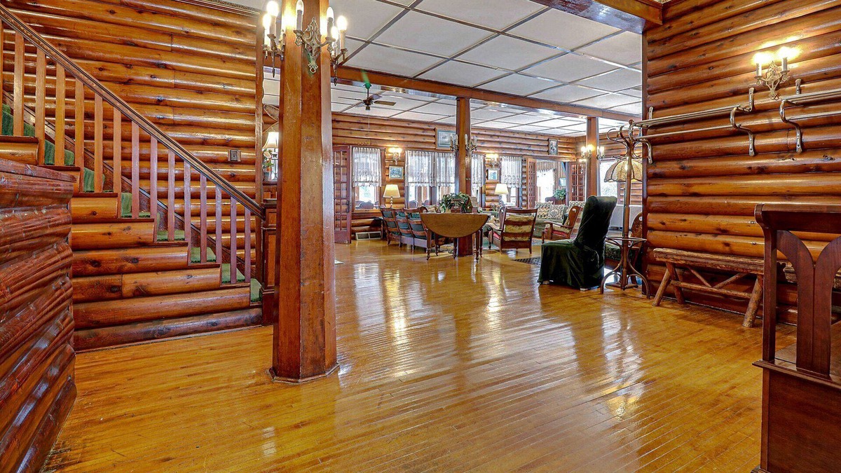 Winter Cabin | Historic prohibition Lodge next to golf course with private beach