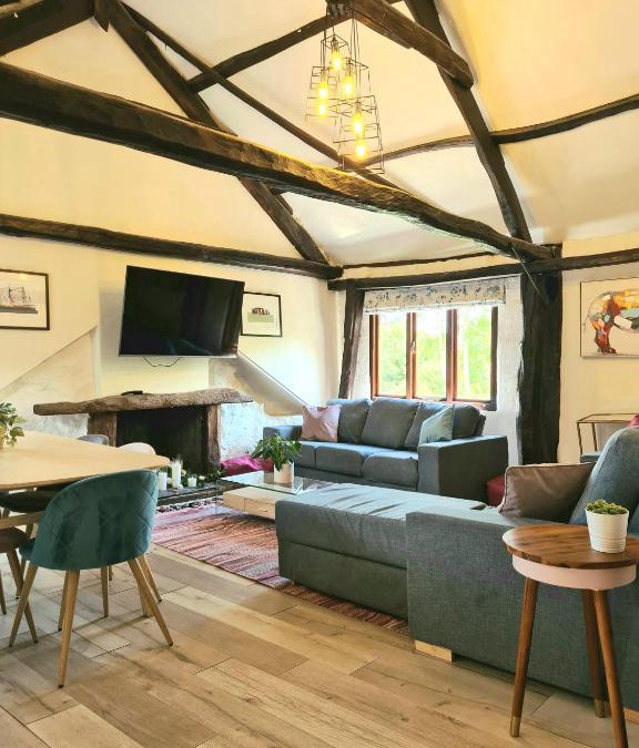 Heligan House | Historic Property with Stunning Views (Walk to the pub)