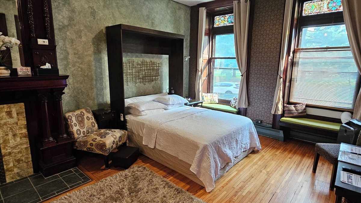 Albany Apartment | Historic Queen 1800's Studio Across From Washington Park!