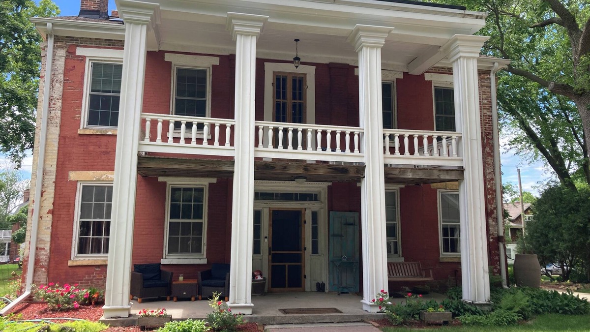 Dubuque Bed & Breakfast | Historic, quiet, elegant, mix of modern & original