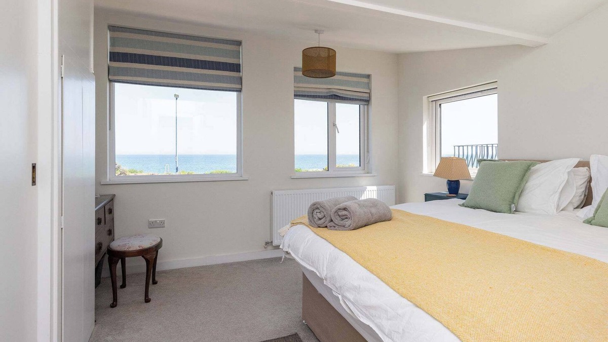 Selsey House | Historic Railway Home - Selsey Seafront