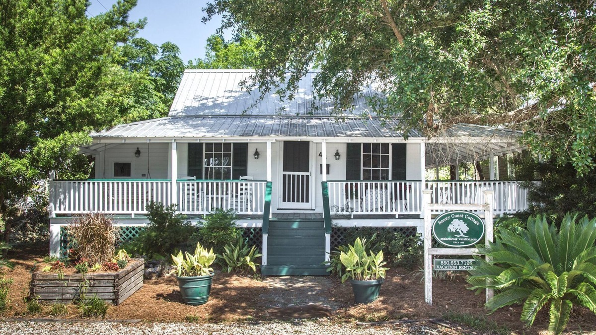 Historic Downtown Apalachicola House | Historic Raney Guest Cottage in Downtown Apalachicola Florida