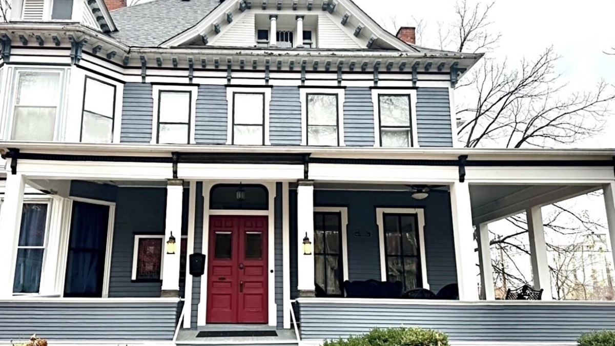 Red Wing House | Historic Red Wing Manor 1876. Please read pricing information before booking.