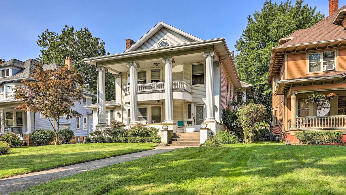 Downtown Toledo Condo | Historic Regal Retreat ~ 2 Mi to Dtwn Toledo!
