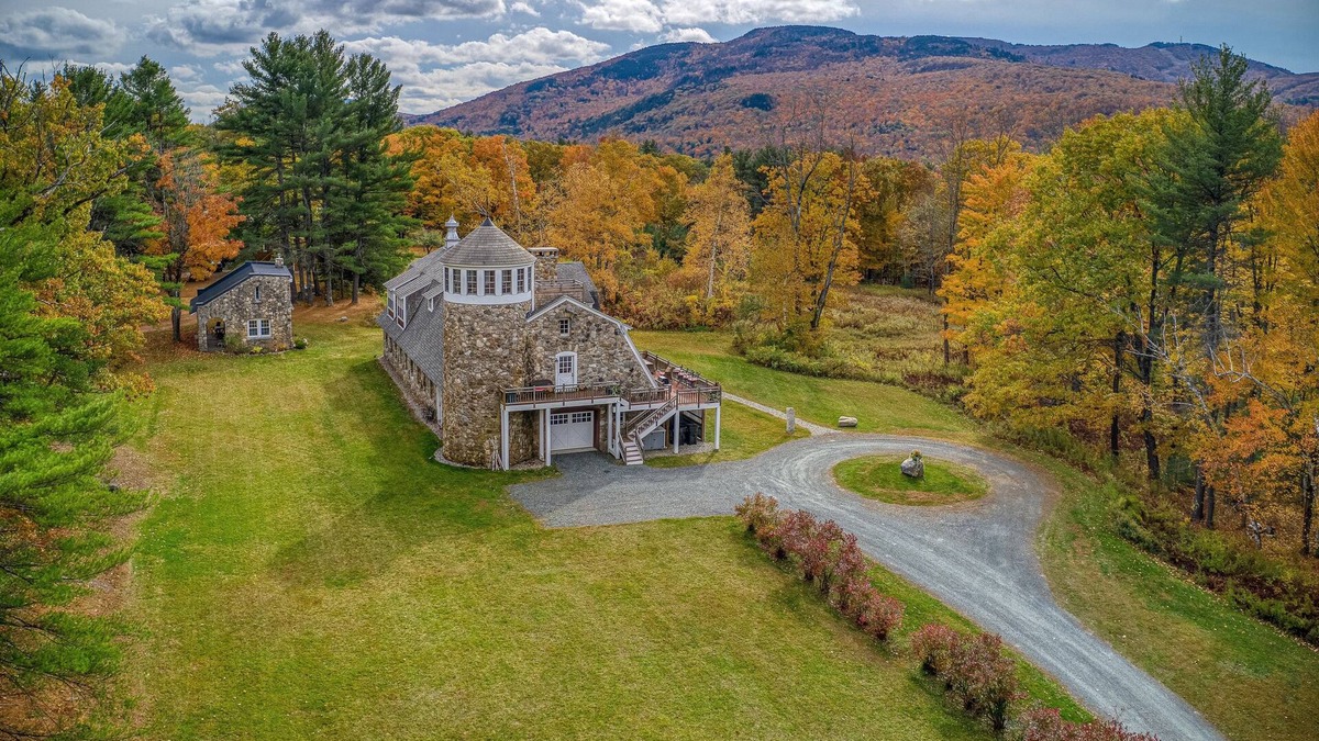 Mount Sunapee House | HISTORIC, RENOVATED BARN w/Mt. SUNAPEE VIEW, SLEEPS 22+, Minutes to Lake/Mt.