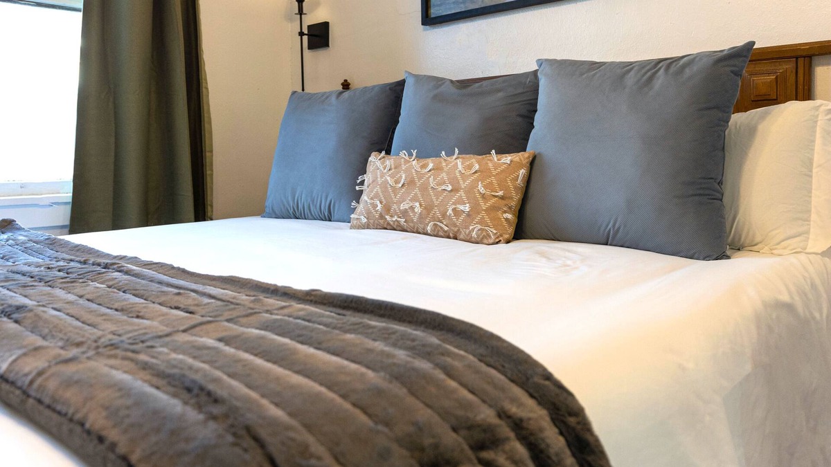 Midtown House | Historic Revival King Bed Midtown Memphis 68