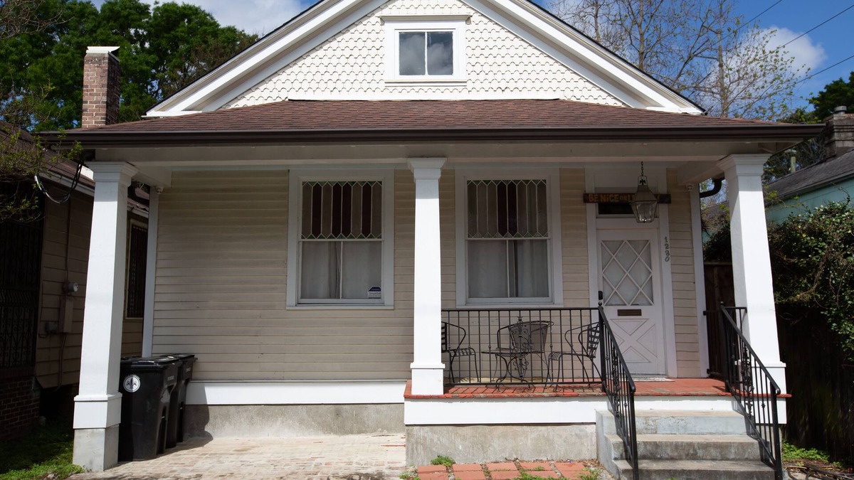 Leonidas House | Historic Riverbend Cottage: Highly walkable neighborhood, 2 blocks to streetcar!
