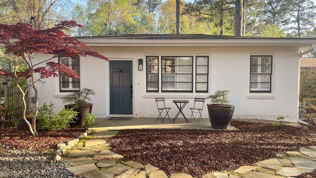 Roswell House | Historic Roswell one bedroom charmer