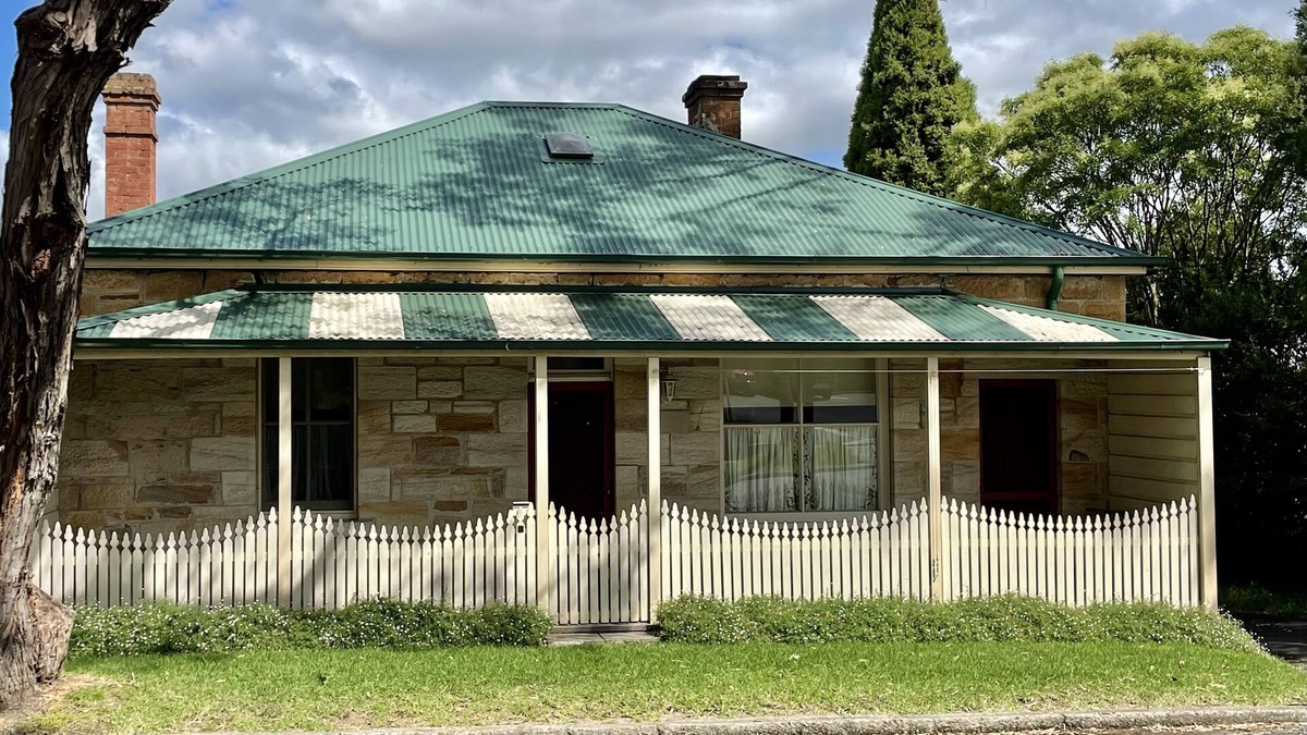 Mittagong House | Historic Sandstone cottage fully appointed for all needs & pet friendly as well