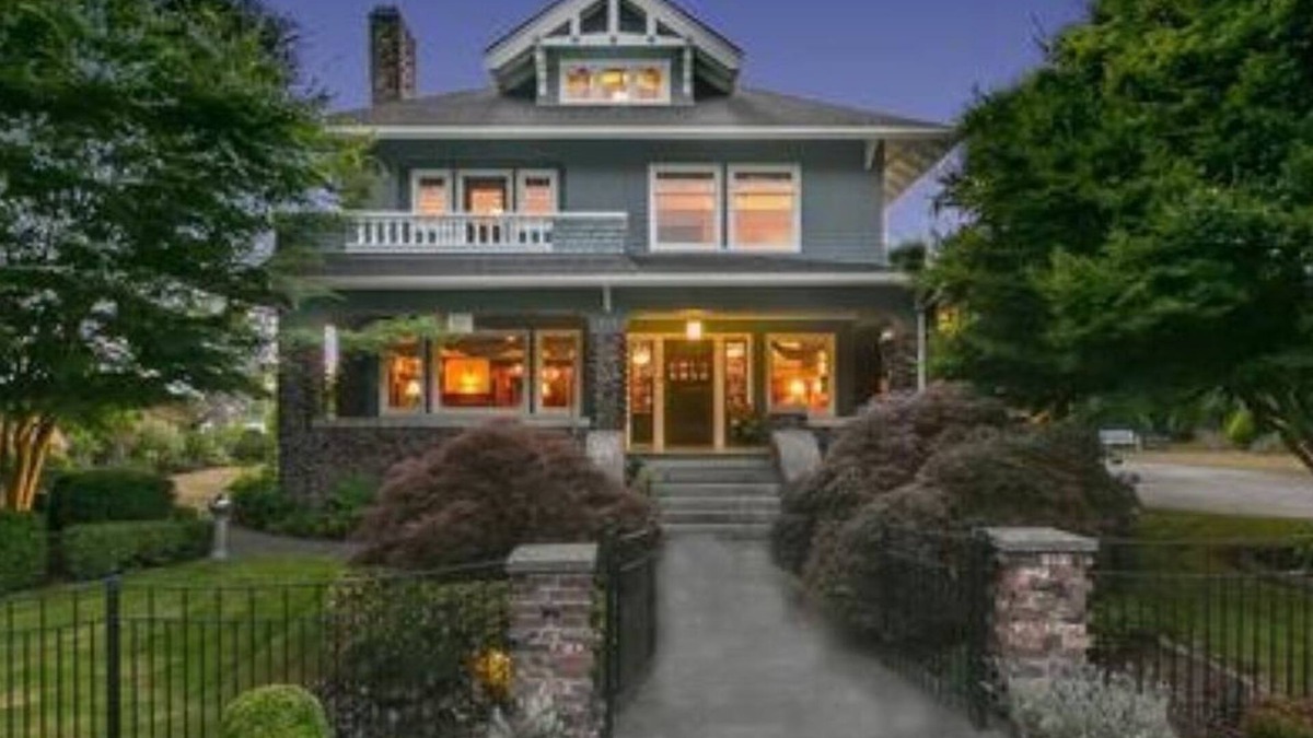 Snohomish House | Historic Speak Easy Wine Cellar and Movie Theatre Guest Room