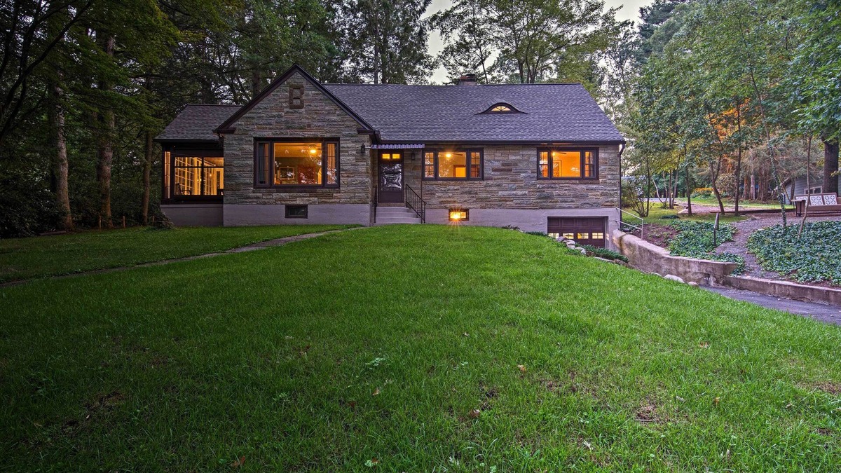 Wapwallopen Cottage | Historic Stone Cottage w/Firepit-Walk to Lily Lake