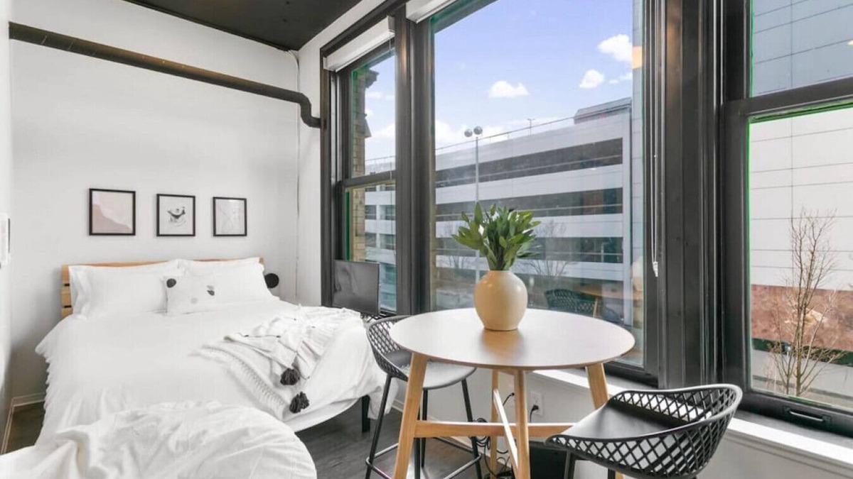 East Central Apartment | Historic Studio w/Lux Mattress Walk 2 Everything!