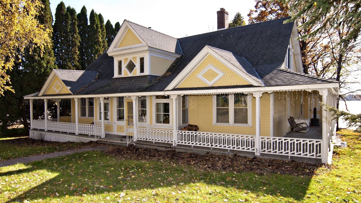 Lindstrom House | Historic Swedish Cottage on Quiet Lindstrom Lake