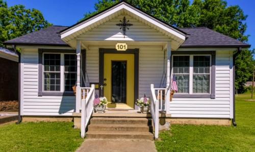 Brighton House | Historic Town Square Bungalow in heart of Brighton