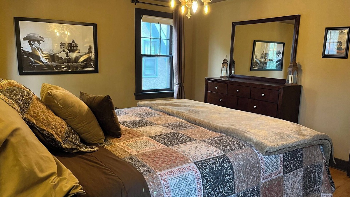 Sioux Falls House | Historic Twin Tudors Inn Southeast Room (KP1400SE)