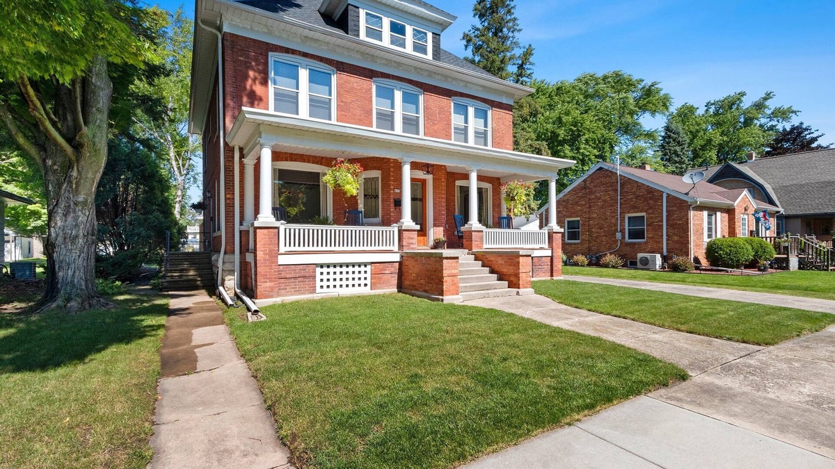 De Pere Apartment | Historic two bedroom 2nd floor unit in a quiet De Pere neighborhood