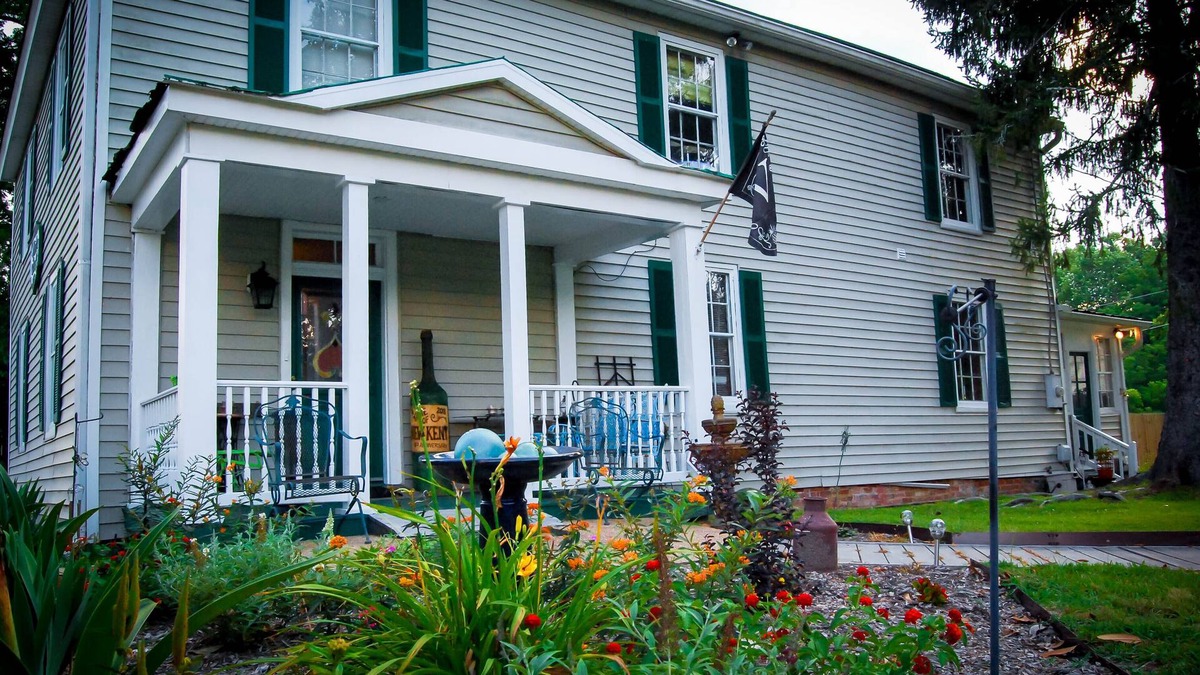New Kent Bed & Breakfast | Historic Vaiden House, c.1781, on 8 acres: Modern Amenities with Old World Charm