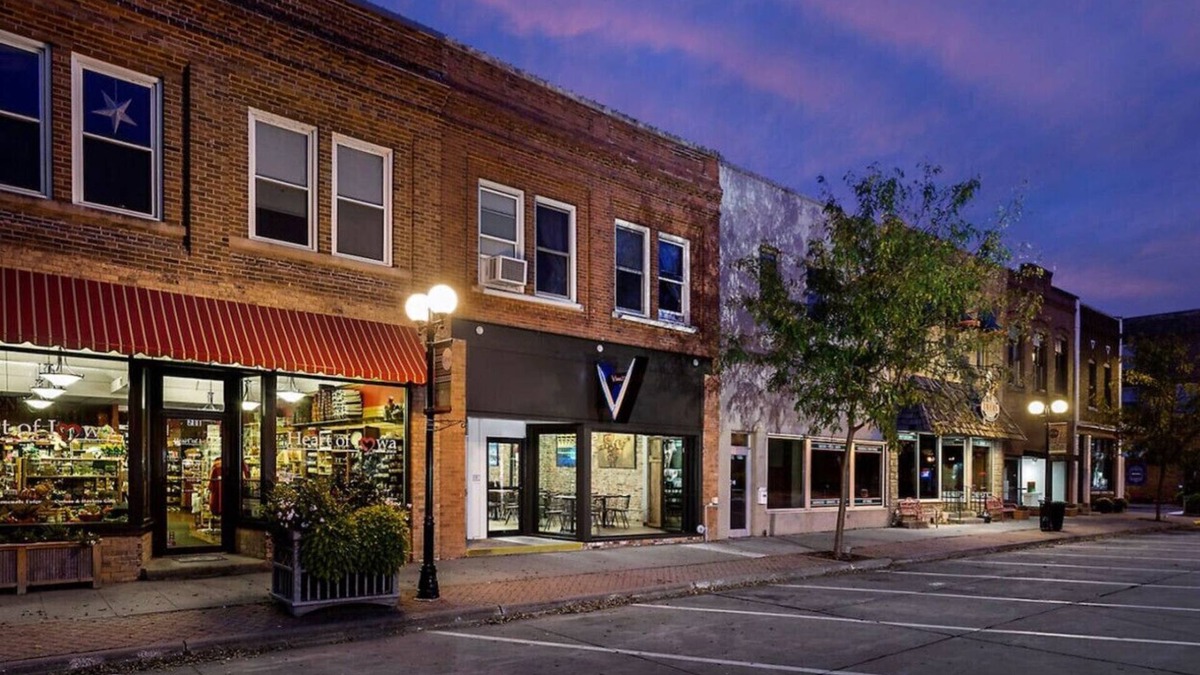 West Des Moines Apartment | Historic Valley Junction Loft