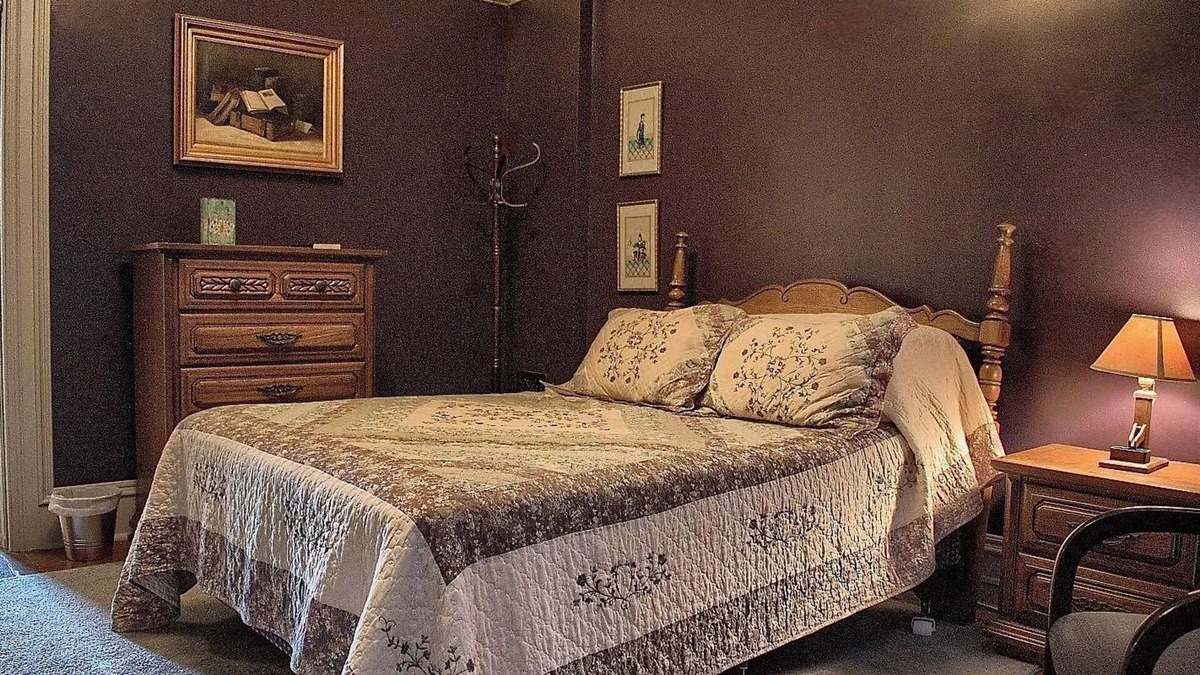 Ranshaw Bed & Breakfast | Historic Victorian Room/Private Bath + Views