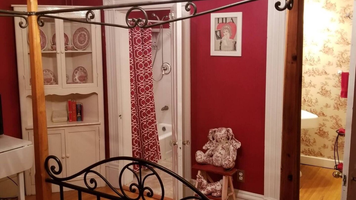 Sioux Falls Bed & Breakfast | Historic Victorian Inn Red Suite