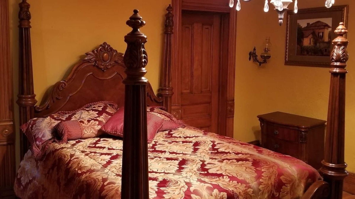 Sioux Falls Bed & Breakfast | Historic Victorian Inn Gold Suite