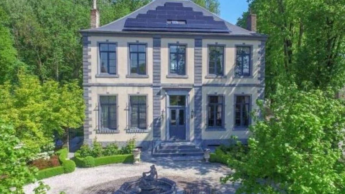 Montignies-sur-Roc Villa | Historic villa with modern comforts, ideal for families and groups with children.