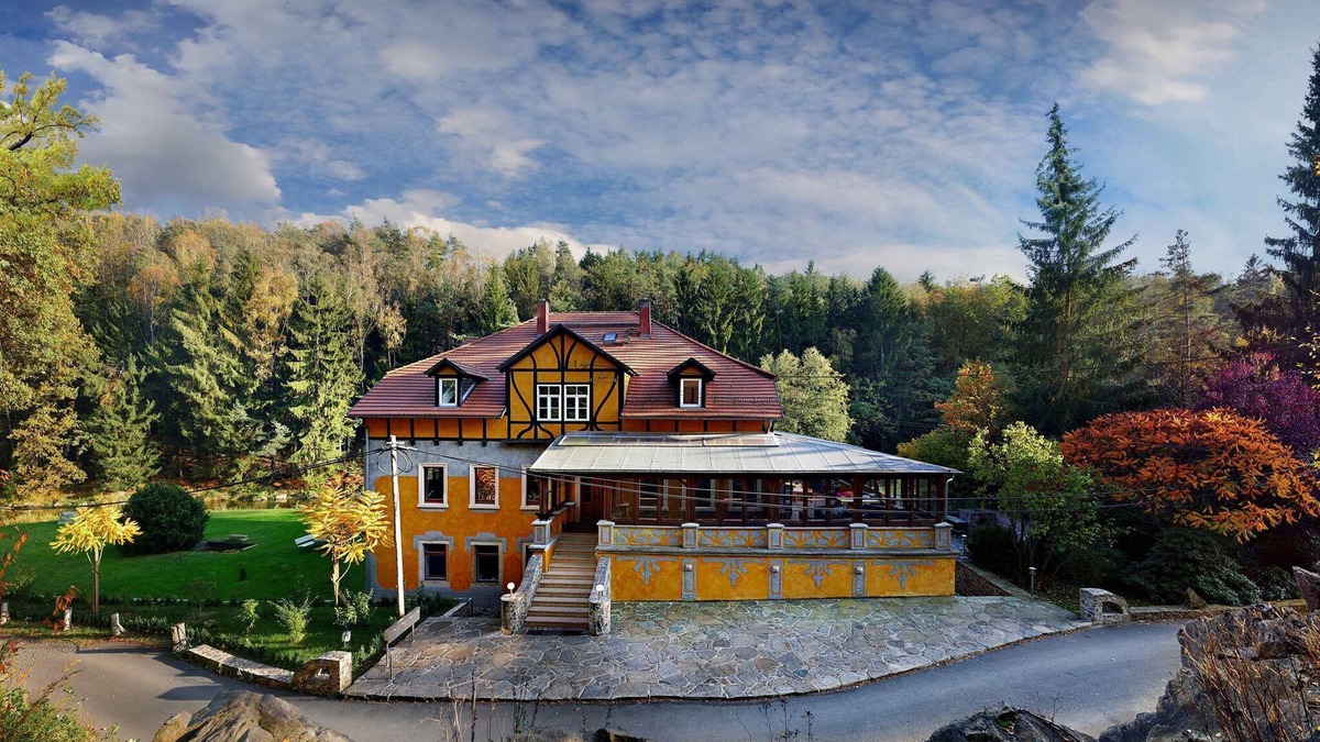 Grossschirma Villa | Historic Villa Escape in Saxony