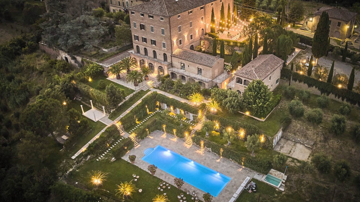 Bollano Villa | Historic Villa Ferrano has modern amenities, ideal for medium-sized events.