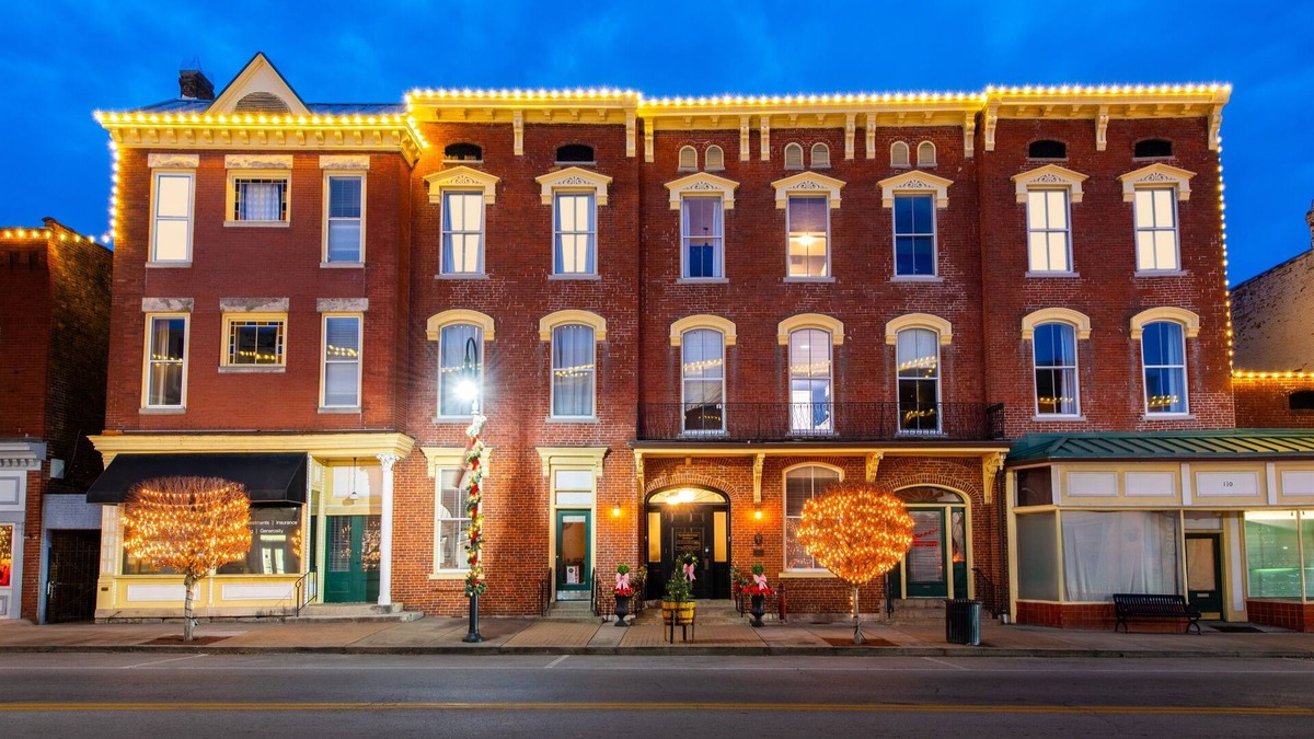 Versailles Hotel | Historic Woodford Buffalo Trace Distil - Sleeps 24