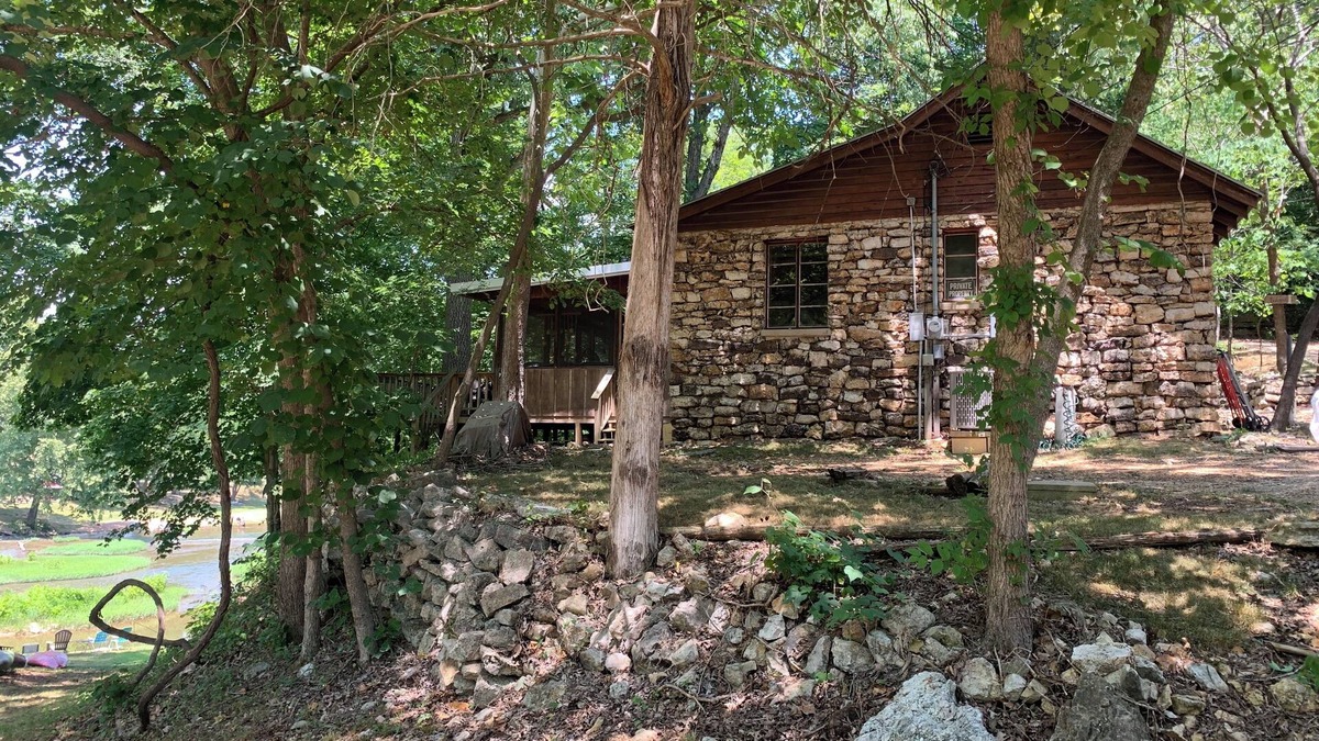 Hardy Cabin | Historic "Woody" Cabin on the River at Miramichee Falls w/kayaks
