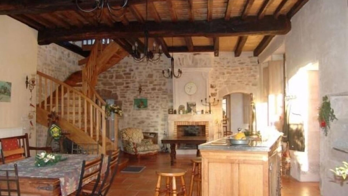 Void-Vacon Cottage | Historic XIV Century Cottage with Modern Comforts, Garden and Parking