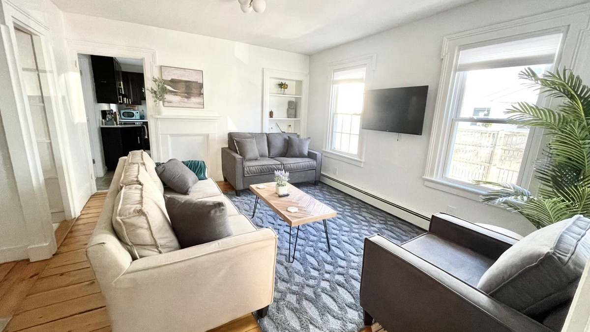 Brunswick Apartment | Historical 1st Floor 3BR APT Brunswick @ Bowdoin