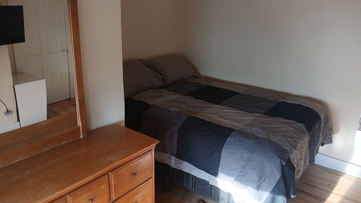 Lowry Hill East Apartment | Historical 3rd floor studio apartment in Uptown Wedge