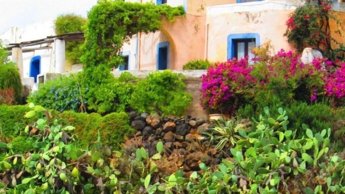Alicudi Porto House | historical and panoramic house in loc. Tonna