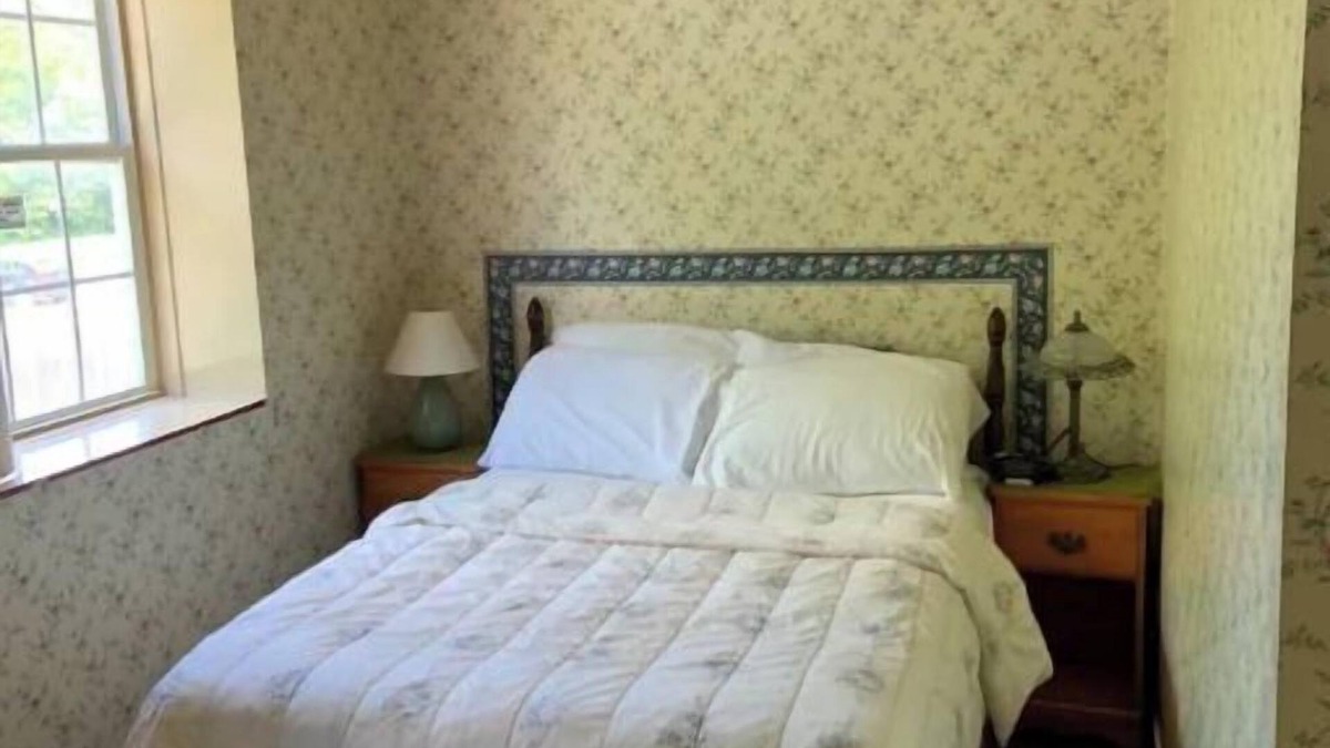 Virgil Hotel | Historical King George Inn 5