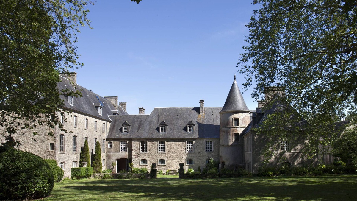 Hemevez House | Historical cottage at the château d'Hémevez