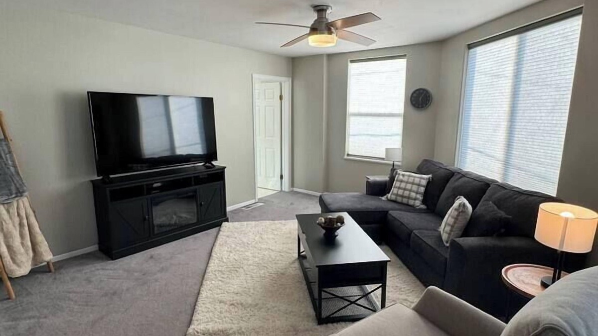 Lakeview Apartment | Historical Downtown Flat