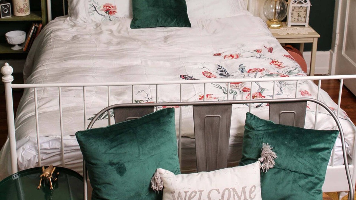 Lee's Summit Other | Historical farmhouse close to shopping and dining.