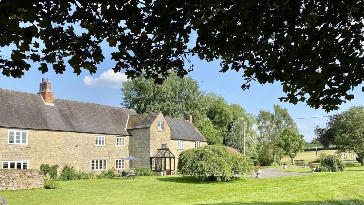 Brackley Other | Historical farmhouse in 6 acres of grounds with games rooms and modern amenities